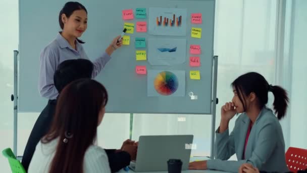 Les gens d'affaires dans le personnel de l'entreprise réunion avec graphique imaginaire — Video