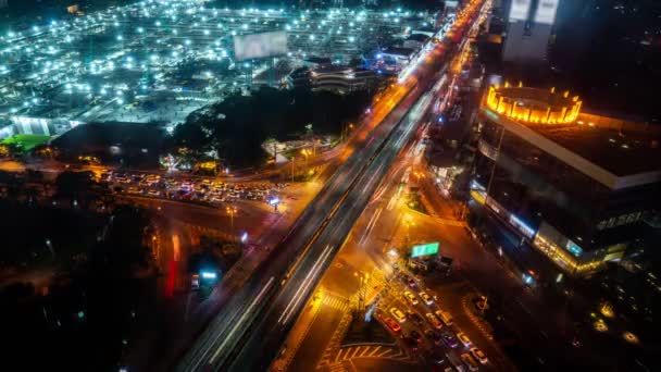 El lapso de tiempo de la carretera concurrida cruce en el centro de la ciudad de metrópolis por la noche — Vídeos de Stock