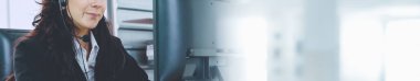 Geniş görünüm panoramik pankartta çağrı merkezi veya müşteri destek aracıName