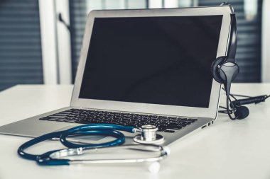 Klinikteki kulaklık ve doktor ekipmanları hasta için aktif destek için hazır.