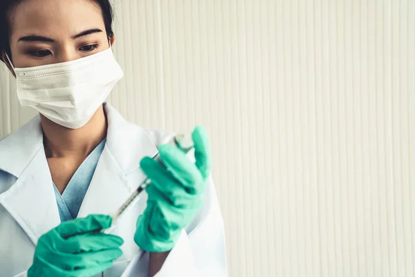 Un medico esperto prepara il vaccino con competenza prima dell'iniezione — Foto Stock