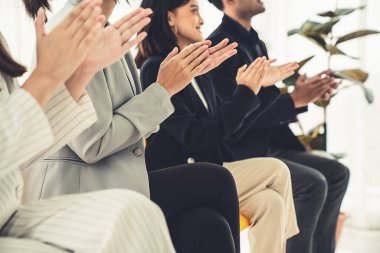 İş kadını, iş projesinde yeterlilikle yer alırsa ekipten kutlamalar aldı