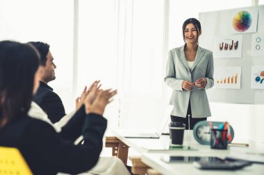 İş kadını, iş projesinde yeterlilikle yer alırsa ekipten kutlamalar aldı