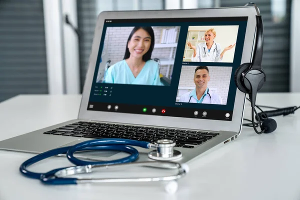 Servicio de telemedicina videollamada en línea para que el médico charle activamente con el paciente — Foto de Stock
