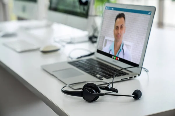 Usługa telemedycyny online połączenie wideo dla lekarza, aby aktywnie rozmawiać z pacjentem — Zdjęcie stockowe