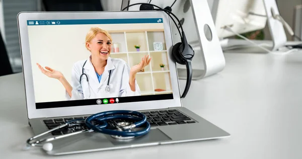 Service de télémédecine appel vidéo en ligne pour que le médecin discute activement avec le patient — Photo