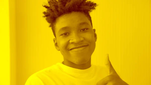 Duotone ya da yarım ton. Stüdyodaki Afrikalı Amerikalı genç adamın portresi. — Stok fotoğraf