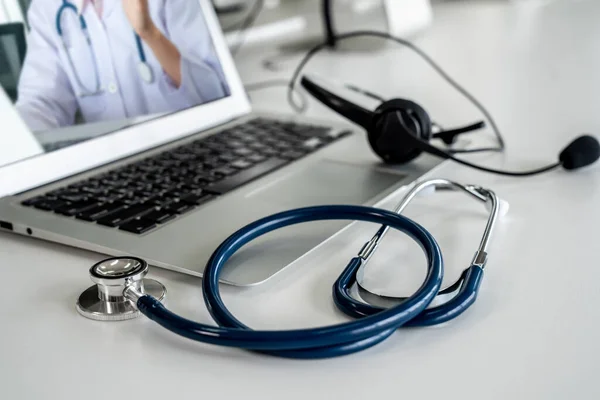 Service de télémédecine appel vidéo en ligne pour que le médecin discute activement avec le patient — Photo