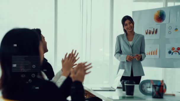 Visionäre Grafik über Geschäftsleute, die in einer Mitarbeiterversammlung feiern — Stockvideo
