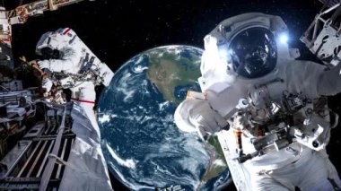 Astronot uzay yürüyüşü yaparken uzay uçuşları görevinde çalışıyor.
