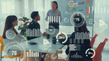 Şirket personeli toplantısındaki iş adamları imrendirici grafikle