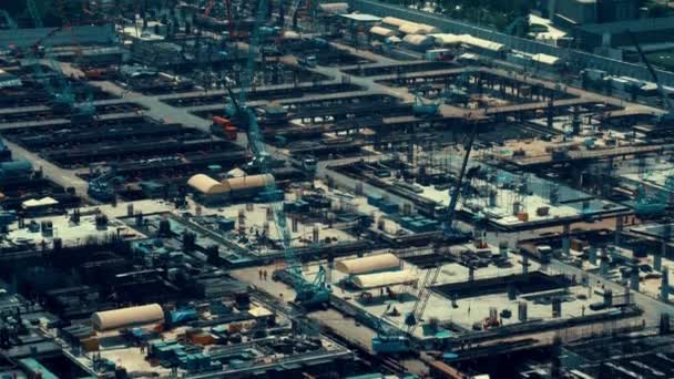Gran obra de construcción con maquinaria pesada en metrópolis — Vídeos de Stock