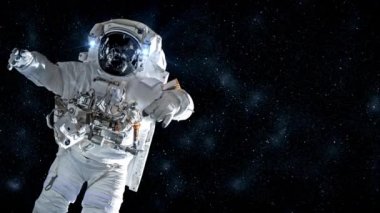 Astronot uzay yürüyüşü yaparken uzay uçuşları görevinde çalışıyor.