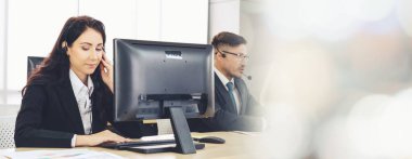 Ofiste çalışan, kulaklık takan iş adamları daha geniş görüşlü.