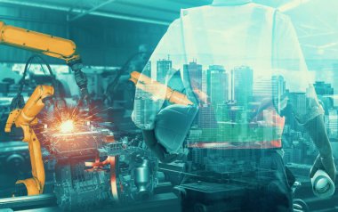 Mekanize endüstri robotu kolu ve fabrika işçisi çift pozlama