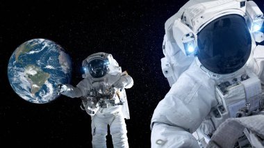 Astronot uzay yürüyüşü yaparken uzay uçuşları görevinde çalışıyor.