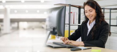 Ofiste çalışan, kulaklık takan iş adamları daha geniş görüşlü.