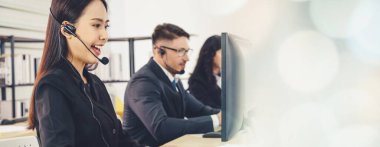 Ofiste çalışan, kulaklık takan iş adamları daha geniş görüşlü.