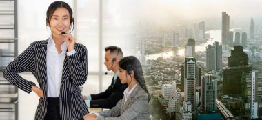 Ofiste çalışan, kulaklık takan iş adamları daha geniş görüşlü.