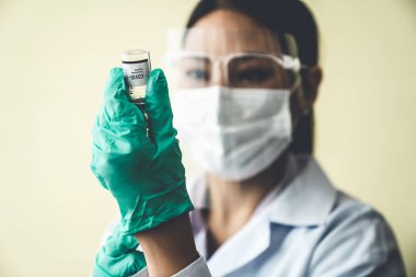 Yetenekli doktor aşıyı enjeksiyondan önce yeterince hazırlayın.