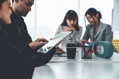 İş adamları daire içinde otururken iş projesini ustaca tartışıyor