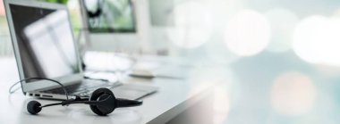 Çağrı merkezindeki kulaklık ve müşteri destek ekipmanları aktif hizmete hazır.