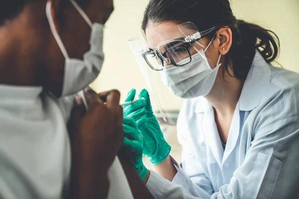 Unge man besöker skicklig läkare på sjukhuset för vaccination — Stockfoto