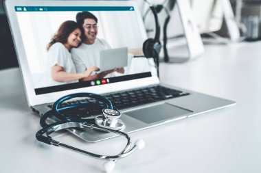 Doktorun hastayla aktif olarak konuşması için internet üzerinden teletıp görüntüsü