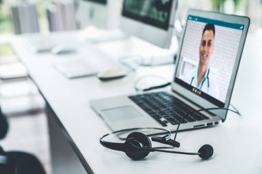 Doktorun hastayla aktif olarak konuşması için internet üzerinden teletıp görüntüsü