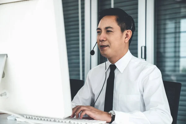 Geschäftsmann mit Headset arbeitet aktiv im Büro — Stockfoto