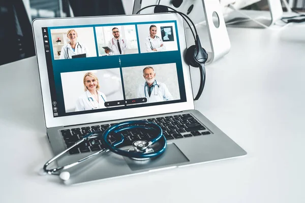 Telemedicintjänsten online videosamtal för läkare att aktivt chatta med patienten — Stockfoto