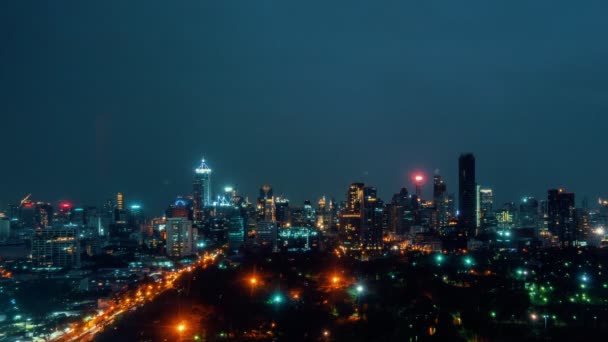 Metropolis şehir merkezindeki hızlandırılmış gece manzarası ve yüksek binalar — Stok video