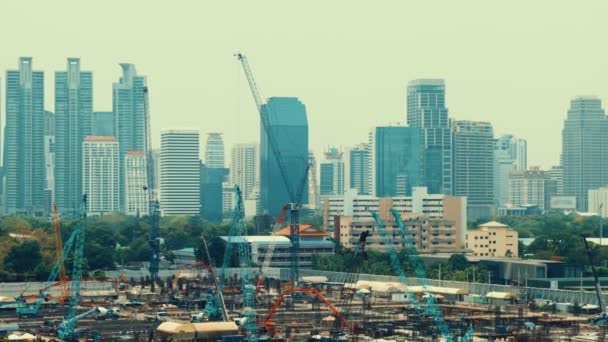 Vue panoramique du paysage urbain et du chantier de construction de la métropole — Video