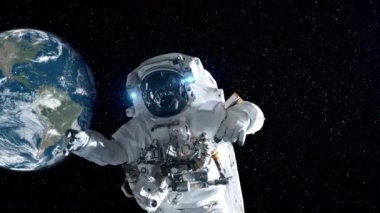 Astronot uzay yürüyüşü yaparken uzay uçuşları görevinde çalışıyor.