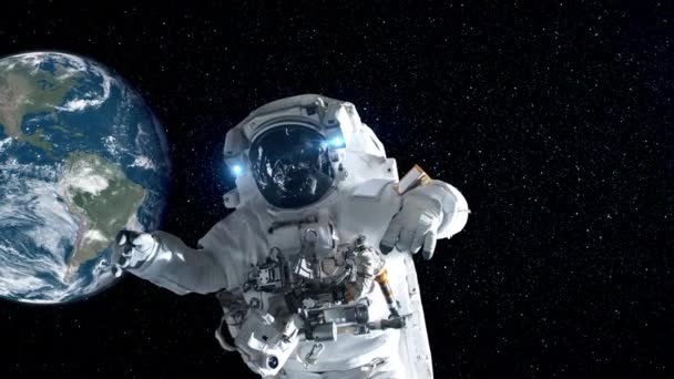 Astronauta astronauta fare passeggiata spaziale mentre si lavora per la missione di volo spaziale — Video Stock