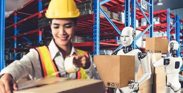 Robô da indústria inovadora trabalhando no armazém em conjunto com o trabalhador humano — Fotografia de Stock