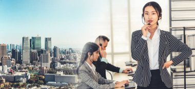 Ofiste çalışan, kulaklık takan iş adamları daha geniş görüşlü.