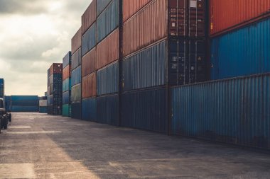 Denizaşırı nakliye için ağır makineli kargo konteynırı. .