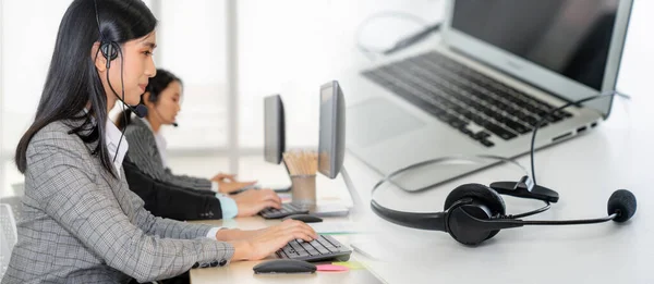 Zakenmensen met een koptelefoon aan het werk — Stockfoto