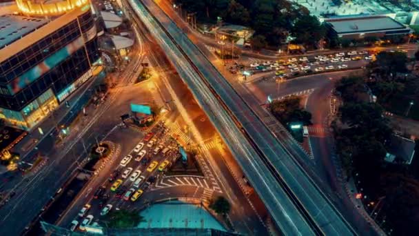 Waktu perjalanan yang sibuk di persimpangan jalan raya di pusat kota metropolis pada malam hari — Stok Video