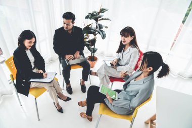 İş adamları daire içinde otururken iş projesini ustaca tartışıyor