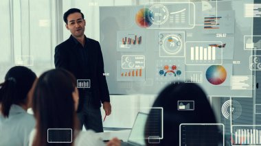 Şirket personeli toplantısındaki iş adamları imrendirici grafikle