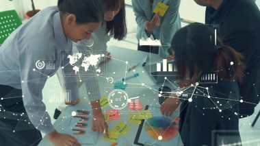 Şirket personeli toplantısındaki iş adamları imrendirici grafikle