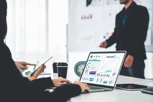 Mujer de negocios en la reunión de negocios utilizando el ordenador portátil con competencia en la oficina — Foto de Stock