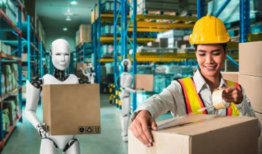 Yenilikçi endüstri robotu insan işçilerle birlikte depoda çalışıyor.