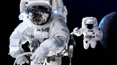 Astronot uzay yürüyüşü yaparken uzay uçuşları görevinde çalışıyor.