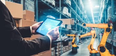 Yenilikçi depo ve fabrika dijital teknolojisi için akıllı robot kol sistemleri
