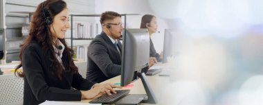 Ofiste çalışan, kulaklık takan iş adamları daha geniş görüşlü.