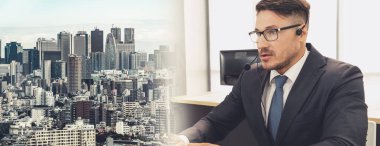 Ofiste çalışan, kulaklık takan iş adamları daha geniş görüşlü.