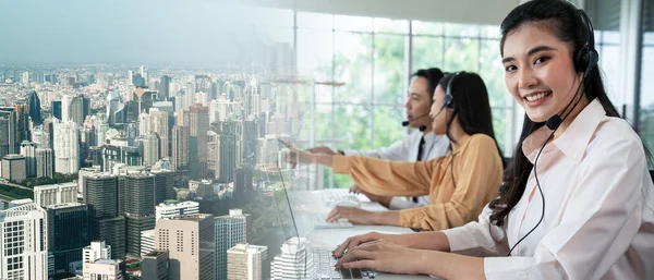 Business team draagt headset actief werken in het kantoor — Stockfoto